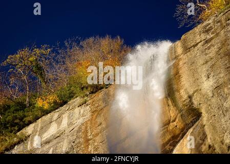 Sallent Wasserfall in Sant Privat d'en Bas von unten gesehen. (Garrotxa, Katalonien, Spanien) ESP: El salto de Sallent de Sant Privat d'en Bas desde abajo Stockfoto