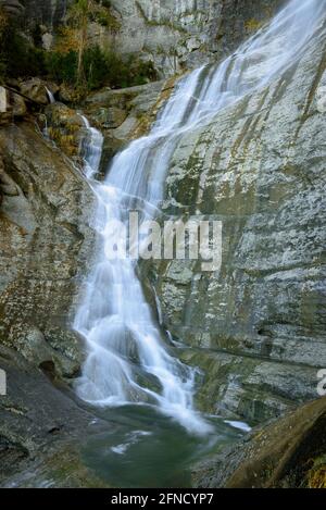 Sallent Wasserfall in Sant Privat d'en Bas von unten gesehen. (Garrotxa, Katalonien, Spanien) ESP: El salto de Sallent de Sant Privat d'en Bas desde abajo Stockfoto