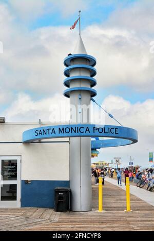 SANTA MONICA, KALIFORNIEN - 15. MAI 2021: Polizeistationam Santa Monica Pier. Stockfoto