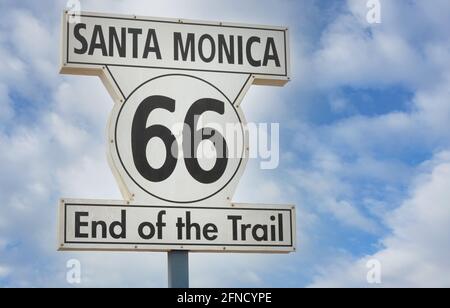 SANTA MONICA, KALIFORNIEN - 15. MAI 2021: Route 66 Ende des Trails Schild am Santa Monica Pier. Stockfoto