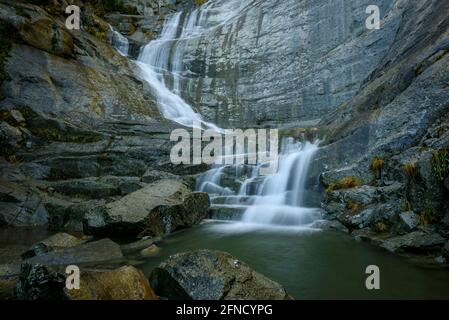 Sallent Wasserfall in Sant Privat d'en Bas von unten gesehen. (Garrotxa, Katalonien, Spanien) ESP: El salto de Sallent de Sant Privat d'en Bas desde abajo Stockfoto