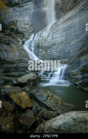 Sallent Wasserfall in Sant Privat d'en Bas von unten gesehen. (Garrotxa, Katalonien, Spanien) ESP: El salto de Sallent de Sant Privat d'en Bas desde abajo Stockfoto