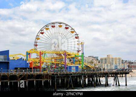 SANTA MONICA, KALIFORNIEN - 15. MAI 2021: Der Pacific Park, ein Vergnügungspark am Santa Monica Pier, blickt direkt auf den Pazifik. Stockfoto