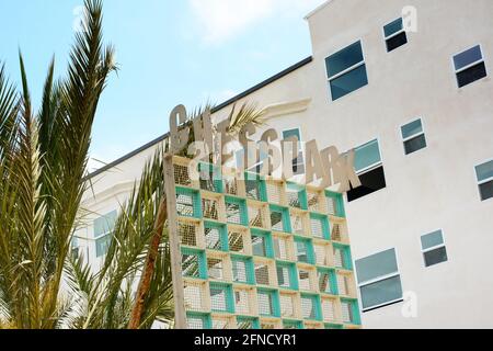 SANTA MONICA, KALIFORNIEN - 15. MAI 2021: Sign over Chess Park, eine Sammlung von Schachtischen, einschließlich eines Schachbretts mit großen Figuren. Stockfoto