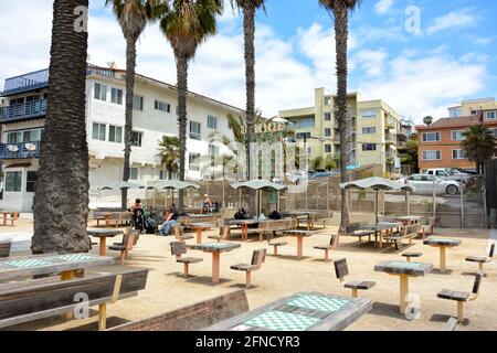 SANTA MONICA, KALIFORNIEN - 15. MAI 2021: Chess Park bietet eine Sammlung von Schachtischen, einschließlich eines Schachbretts mit großen Figuren. Stockfoto