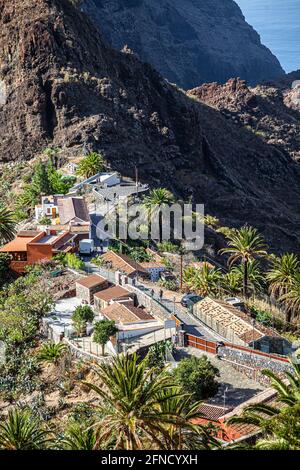 Luftdrohnenansicht des berühmten Dorfes Masca auf einem Sonniger Tag auf Teneriffa - auf den Kanarischen Inseln Spanien Stockfoto