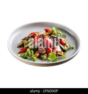 Isolierter Teller mit warmem asiatischen Salat mit Rindfleisch Stockfoto