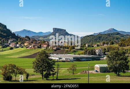 Die Pietra di Bismantova (Stein der Bismantova) betrachtet von der Straße SS63. Provinz Reggio Emilia, Emilia Romagna, Italien. Stockfoto