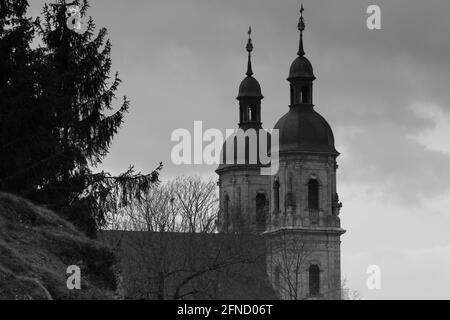 Monochrome Photographie einer Basilika vor einem mittelalterlichen Burg Stockfoto