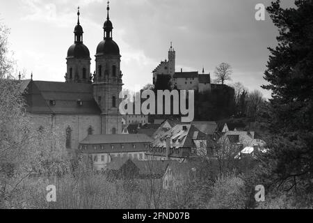 Monochrome Photographie einer Basilika vor einem mittelalterlichen Burg Stockfoto