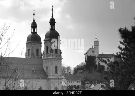 Monochrome Photographie einer Basilika vor einem mittelalterlichen Burg Stockfoto