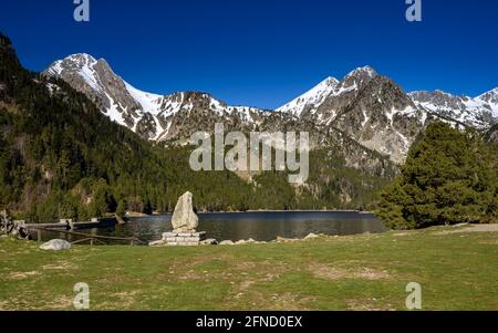 Sant Maurici See in einem Frühlingsmorgen (Aigüestortes und Sant Maurici Nationalpark, Katalonien, Pyrenäen, Spanien) ESP: Lago de Sant Maurici en primavera Stockfoto