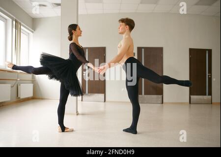 Weibliche und männliche Balletttänzer in Aktion Stockfoto