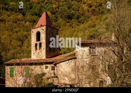 Sant Privat d'en Bas Dorf im Herbst (Garrotxa, Katalonien, Spanien) ESP: Casco histórico de Sant Privat d'en Bas en otoño (Garrotxa, Cataluña) Stockfoto