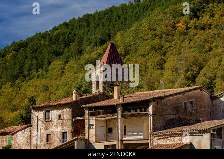 Sant Privat d'en Bas Dorf im Herbst (Garrotxa, Katalonien, Spanien) ESP: Casco histórico de Sant Privat d'en Bas en otoño (Garrotxa, Cataluña) Stockfoto