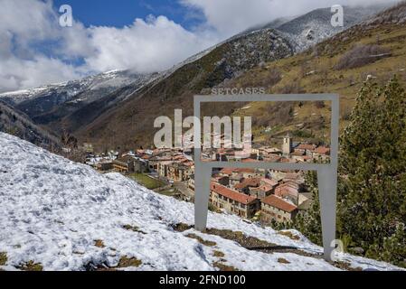 Setcases Stadt und Tal vom Aussichtspunkt aus gesehen in einem winterverschneiten Morgen (Ripollès, Katalonien, Spanien, Pyrenäen) ESP: Pueblo y valle de Setcases Stockfoto