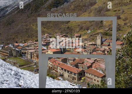 Setcases Stadt und Tal vom Aussichtspunkt aus gesehen in einem winterverschneiten Morgen (Ripollès, Katalonien, Spanien, Pyrenäen) ESP: Pueblo y valle de Setcases Stockfoto