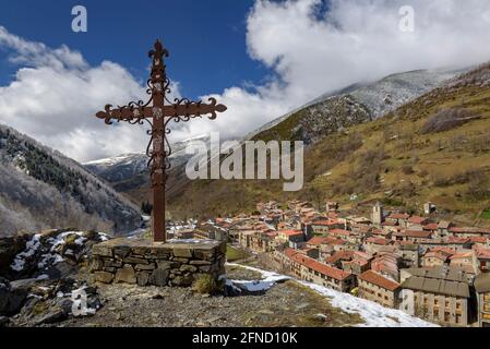 Setcases Stadt und Tal vom Aussichtspunkt aus gesehen in einem winterverschneiten Morgen (Ripollès, Katalonien, Spanien, Pyrenäen) ESP: Pueblo y valle de Setcases Stockfoto