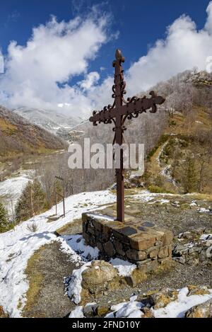 Setcases Stadt und Tal vom Aussichtspunkt aus gesehen in einem winterverschneiten Morgen (Ripollès, Katalonien, Spanien, Pyrenäen) ESP: Pueblo y valle de Setcases Stockfoto