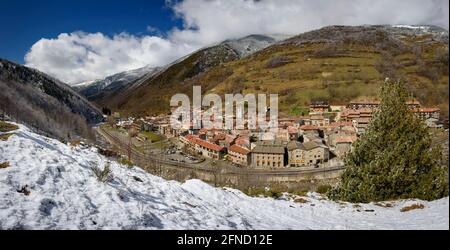 Setcases Stadt und Tal vom Aussichtspunkt aus gesehen in einem winterverschneiten Morgen (Ripollès, Katalonien, Spanien, Pyrenäen) ESP: Pueblo y valle de Setcases Stockfoto