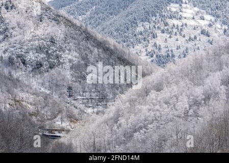 Setcases Stadt und Tal vom Aussichtspunkt aus gesehen in einem winterverschneiten Morgen (Ripollès, Katalonien, Spanien, Pyrenäen) ESP: Pueblo y valle de Setcases Stockfoto