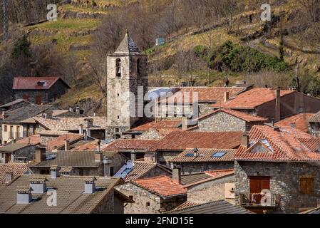 Setcases Stadt und Tal vom Aussichtspunkt aus gesehen in einem winterverschneiten Morgen (Ripollès, Katalonien, Spanien, Pyrenäen) ESP: Pueblo y valle de Setcases Stockfoto