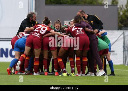 Rom, Italien. Mai 2021. Roma huddle vor dem TIMvision-Spiel der Serie A zwischen AS Roma und Juventus Women im Stadio Tre Fontane in Rom, Italien, am 16. Mai 2021. (Foto von Giuseppe Fama/Pacific Press/Sipa USA) Quelle: SIPA USA/Alamy Live News Stockfoto