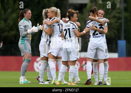 Rom, Italien. Mai 2021. Juventus huddle vor dem TIMvision-Spiel der Serie A zwischen AS Roma und Juventus Women im Stadio Tre Fontane in Rom, Italien, am 16. Mai 2021. (Foto von Giuseppe Fama/Pacific Press/Sipa USA) Quelle: SIPA USA/Alamy Live News Stockfoto