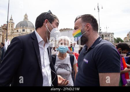 Rom, Italien. Mai 2021. Alessandro Zan und Nicola Fratoianni bei dem Protest, der von mehr als 120 Verbänden organisiert wurde, um die italienische Regierung um Genehmigung des Zan-Gesetzes gegen Homotransphobie am 15. Mai 2021 zu bitten. (Foto: Matteo Nardone/Pacific Press/Sipa USA) Quelle: SIPA USA/Alamy Live News Stockfoto