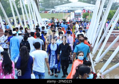 Menschenmassen haben den Chandrima Udyan Park in Dhaka besucht. Stockfoto