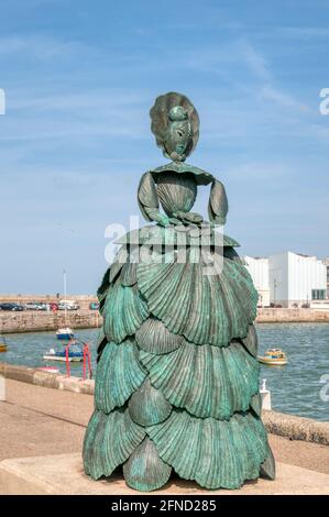 Die Bronze Schale Dame, Frau Booth, von Ann Carrington am Ende des Margate Hafen.  DETAILS IN DER BESCHREIBUNG. Stockfoto