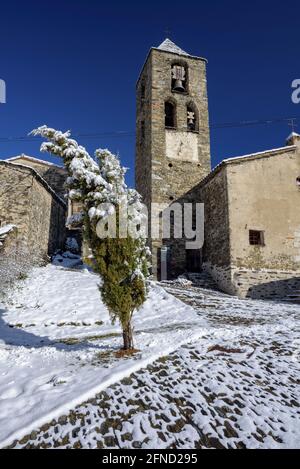 Verschneite Ortschaft und Tal von Espinavell im Winter (Ripollès, Katalonien, Spanien, Pyrenäen) ESP: Pueblo y valle de Espinavell nevado en invierno, Cataluña Stockfoto