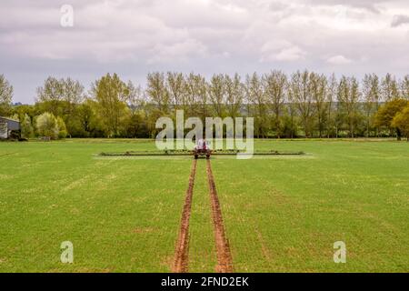 Ein Horsch-Feldsprüher, der auf einem Ackerfeld in Norfolk arbeitet. Stockfoto