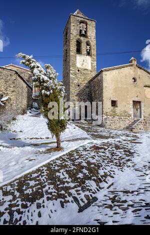 Verschneite Ortschaft und Tal von Espinavell im Winter (Ripollès, Katalonien, Spanien, Pyrenäen) ESP: Pueblo y valle de Espinavell nevado en invierno, Cataluña Stockfoto