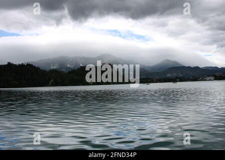 Dramatische Berglandschaft während der Fahrt auf dem Bleder See, Slowenien Stockfoto