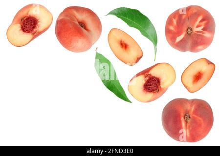 Reif chinesischen Flachbild pfirsich Obst und Hälfte mit Blatt auf weißem Hintergrund. Ansicht von oben. Flach Stockfoto