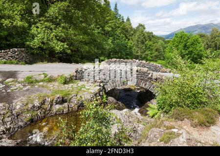 Blick auf die Ashness Bridge in der Nähe von derwentwater im English Lake District. Stockfoto