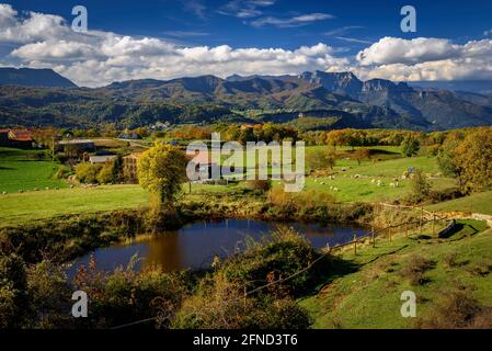 Blick auf die Puigsacalm und die Wiesen und Weiden bei Falgars d'en Bas im Herbst (Garrotxa, Katalonien, Spanien, Pyrenäen) Stockfoto