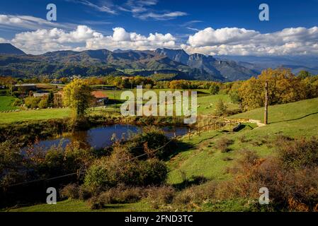 Blick auf die Puigsacalm und die Wiesen und Weiden bei Falgars d'en Bas im Herbst (Garrotxa, Katalonien, Spanien, Pyrenäen) Stockfoto