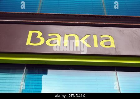 lâ´Hospitalet, Barcelona, Spanien. Mai 2021. Logo an der Fassade eines Bankbüros der Bank in LÂ´Hospitalet de Llobregat.der Zusammenschluss der Bank von Bankia durch die CaixaBank wird zur Entlassung von fast einem von fünf Beschäftigten in der Belegschaft beider Unternehmen führen. Die Geschäftsführung der CaixaBank hat die Gewerkschaften darüber informiert, dass sie die Entlassung von insgesamt 8,291 Mitarbeitern plant. Jeder vierte Zweig, den es derzeit hat, wird ebenfalls nach der Absorption von Bankia geschlossen. Insgesamt wird die Schließung der Büros 1,534 sein Credit: Ramon Costa/SOPA Images/ZUMA Wire/Alamy Live News Stockfoto