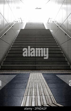 Treppe, die in das blendende Tageslicht in Düsseldorf führt Stockfoto