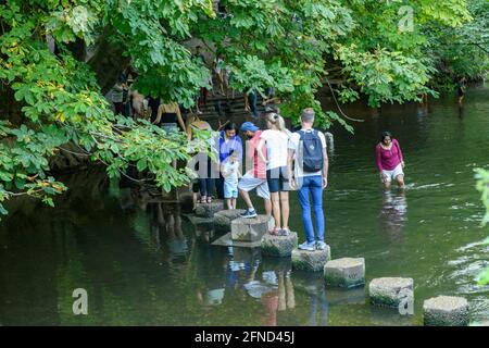 Überqueren Sie die Trittsteine über den Fluss Mole, Boxhill in Surrey im Spätsommer - eine beliebte Touristenattraktion für die Aussicht und Spaziergänge Stockfoto