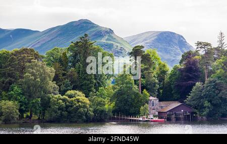 Hölzerne Ruderboote am Ufer von Derwent Water im englischen Lake District. Stockfoto