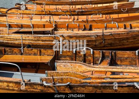 Hölzerne Ruderboote am Ufer von Derwent Water im englischen Lake District. Stockfoto