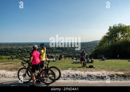 Zwei weibliche Radfahrer genießen die Aussicht von Boxhill in Surrey Im Spätsommer - eine beliebte Touristenattraktion Stockfoto