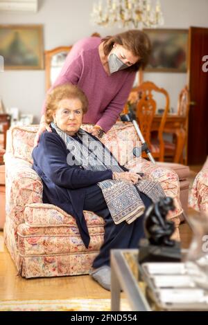 ÄLTERE PERSON MIT IHRER TOCHTER Stockfoto