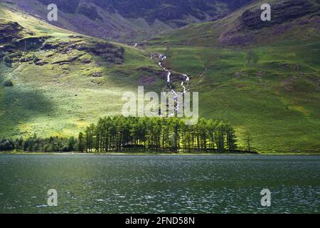 Landschaftsansicht von Buttermere und den umliegenden Bergen im englischen Seengebiet. Stockfoto