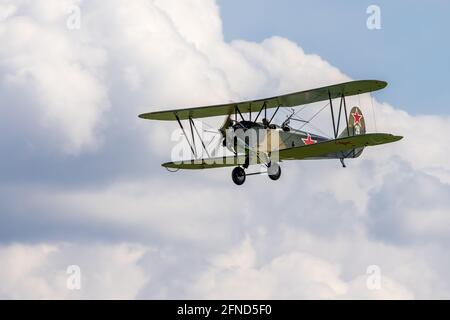 1944 Polikarpov pO2 (G-BSSY) bei der Saisonpremiere der Drive-in Airshow in Shuttleworth, Old Warden am Sonntag, den 2. Mai 2021 Stockfoto