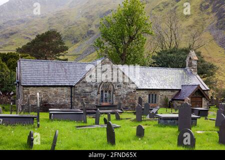 Die St. Peris Kirche im Dorf Nant Peris, Snowdonia, Nordwales, stammt aus mindestens dem 14. Jahrhundert. Stockfoto