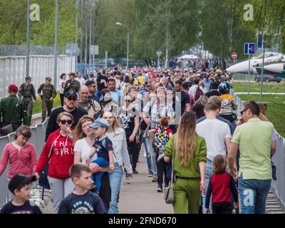 Moskau, Russland. Mai 2021. Tausende besuchen die Airshow. Die Flugshow zu Ehren des 30. Jahrestages der Kunstfluggruppen „Strizhi“ und „Russische Ritter“ versammelte Tausende von Zuschauern auf dem Luftwaffenstützpunkt Kubinka in der Nähe von Moskau. (Foto: Alexander Sayganov/SOPA Images/Sipa USA) Quelle: SIPA USA/Alamy Live News Stockfoto